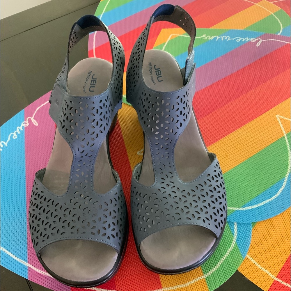 JBU, memory, foam sandals. (Chloe)